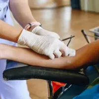 ¿Puedo donar sangre si tengo tatuajes? Estos son los requisitos en Chile