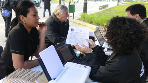 Ayúdan a personas a inscribirse en el RSH.