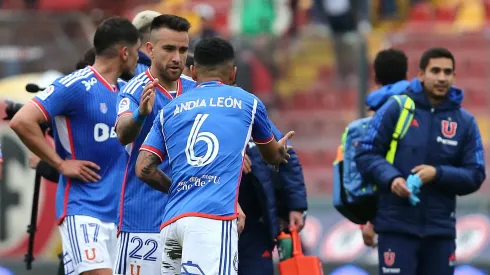 Matías Zaldivia felicita a Yonathan Andía tras la victoria de la U en el Clásico Universitario.