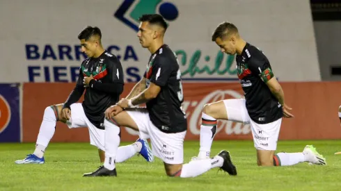 Joe Abrigo, Agustín Farías y Fernando Cornejo arrodillados antes del juego.