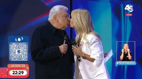 Don Francisco está animando el bloque final de la Teletón.