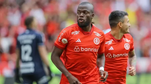 El compañero de Charles Aranguiz se lesionó en Inter de Brasil.