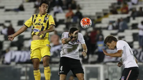 Nicolás Orellana (Everton), Matías Zaldivia y Diego Ohlsson (Colo Colo) luchan un balón aéreo.