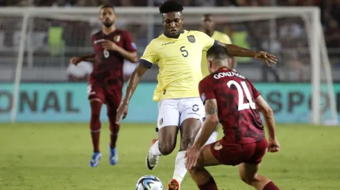 José Cifuentes, una de las bajas que tendrá Ecuador cuando reciba a la Roja en Quito por la fecha 6 de las Eliminatorias 2026.