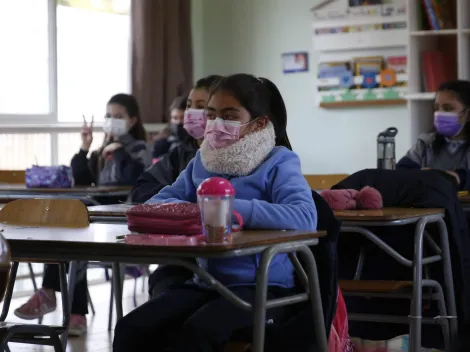 ¿Quiénes deben postular al periodo complementario del SAE a colegios?