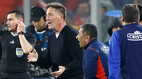 Wilson Vásquez celebra junto a Eduardo Berizzo el triunfo ante Perú de la Roja.
