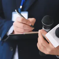 ¿Cuánto gana un periodista en Chile? Conoce el sueldo promedio y la empleabilidad