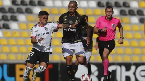 Jordhy Thompson recibe la marca de Dylan Glaby en un partido entre Colo Colo y Coquimbo Unido.