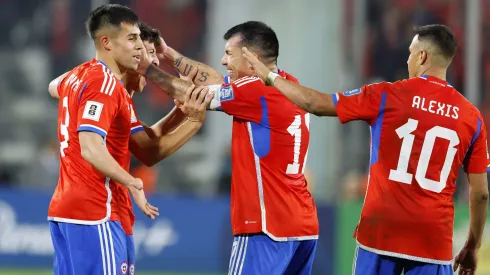 Alexis Sánchez y Marcelino Núñez reciben felicitaciones de Gary Medel y Alexis Sánchez. Un cruce generacional en la selección chilena.