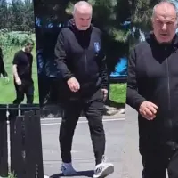 Loco lindo: Bielsa tiene tremendo gesto y se gana a hinchas charrúas