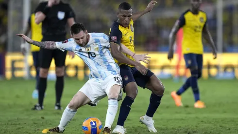 Carlos Gruezo marca a Lionel Messi. El volante central ecuatoriano será titular frente a la Roja.