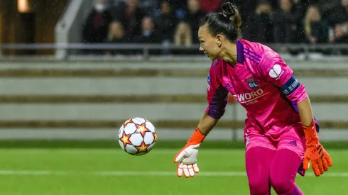 Tiane fue titular y una espectadora más en el avasallador debut de su elenco.