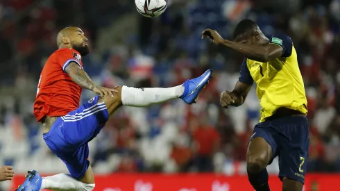 Arturo Vidal arengó al plantel de Chile previo al partido con Ecuador.