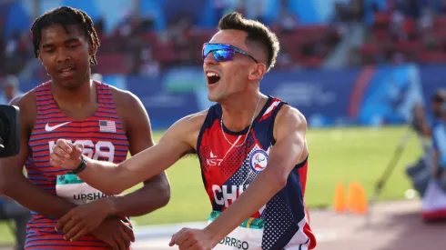 Mauricio Orrego festeja la 12° medalla de oro del Team ParaChile en los Juegos Parapanamericanos 2023.