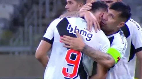 Gary Medel le dio un abrazo apretado a su compañero Sebastián Ferreira, quien falló un gol increíble sobre el final del juego.