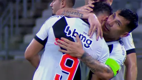 Gary Medel sirvió de hombro para su compañero paraguayo Sebastián Ferreira.