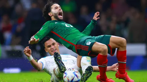 La fuerte infracción de Denil Maldonado sobre César Huerta en la polémica victoria de México ante Honduras.