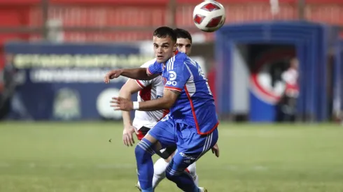 Vicente Fernández en uno de los partidos que ha jugado para Universidad de Chile. Será titular ante Coquimbo Unido.