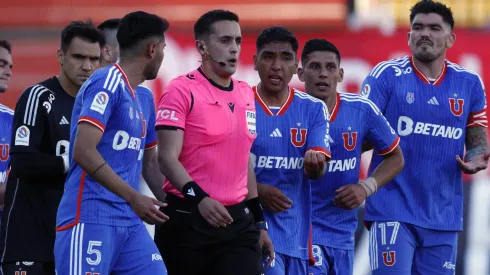 Luis Casanova fue otro jugador de la U que se quejó contra el arbitraje. Nicolás Guerra y Cristopher Toselli también lo hicieron.