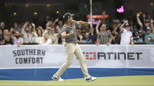 Joaquín Niemann celebra su hoyo en uno.