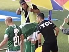 Video: hinchas de Colo Colo le tiran de todo Marcelo Díaz