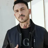 Vecinos funan a Mauricio Pinilla por carretero: \'Hace carretes a destajo\'