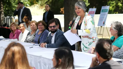 Santiago, 30 de noviembre de 2023<br />
El Presidente Gabriel Boric, junto a la ministra del Trabajo, Jeannette Jara, participa en encuentro con personas mayores que reciben el Aguinaldo de Navidad para pensionados en la comuna de Quinta Normal.<br />
Javier Salvo/Aton Chile