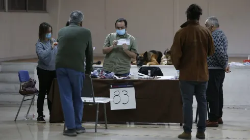 Vocales de mesa haciendo el conteo de votos (Plebiscito 2022)