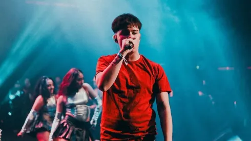 Se dedicó al fútbol y hoy lanza rimas en tarima.