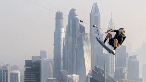 Los cielos de Dubái fueron testigos de una nueva hazaña de Brian Grubb, un representante del wakeskate.