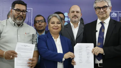 Santiago, 5 de diciembre de 2023<br />
El ministro de Hacienda, Mario Marcel y su par de Trabajo y Prevision Social, Jeannette Jara, dan a conocer el acuerdo alcanzado con la mesa del sector publico por el reajuste salarial 2023.
Dragomir Yankovic/Aton Chile