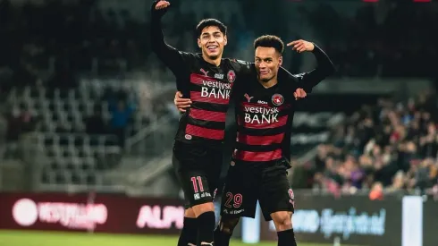 Darío Osorio celebra junto al brasileño Paulinho su golazo en el Midtjylland.