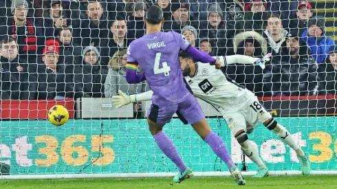 Un golazo de Van Dijk  aportó al triunfo de Liverpool.