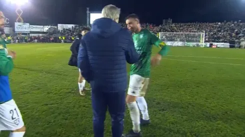 Manuel Pellegrini se acercó al capitán del Villanovense para consolarlo tras la agónica remontada del Betis.