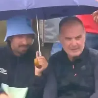 \'O me putea o se ríe\': comediante uruguayo protagoniza jocoso momento con Bielsa bajo la lluvia