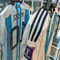 Tesoros del fútbol: Subastan en una millonada las camisetas que Lionel Messi usó en Qatar 2022