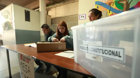 Comienza la constitución de mesas para que así los votantes puedan sufragar. De no llegar los vocales algunos tendrán que quedarse.