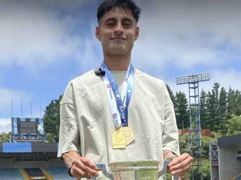 Con doblete: Altamirano recibe su medalla de campeón