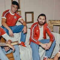 Jugadores de la Roja esperan al nuevo entrenador como modelos navideños