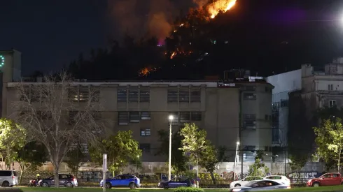 Santiago, 21 de diciembre de 2023<br />
Se produce un incendio forestal en una de las laderas del cerro San Cristbal
Dragomir Yankovic/Aton Chile