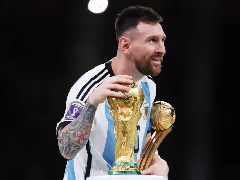 Lionel Messi regala una camiseta para la causa ucraniana