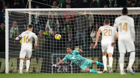 Claudio Bravo y uno de los seis penales que no ha podido tapar en el Betis.