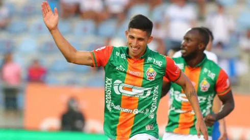 Maxi Rueda celebra junto con Cecilio Waterman el gol que le anotó a la UC.