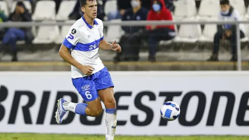 Futbol, Universidad Catolica vs Talleres.<br />
Copa Libertadores 2022.<br />
El jugador de Universidad Catolica Nehuen Paz, juega el balón contra Talleres durante el partido por el grupo H de la Copa Libertadores realizado en el estadio San Carlos de Apoquindo, Santiago, Chile.<br />
24/05/2022<br />
Marcelo Hernandez/Photosport
Football, Universidad Catolica vs Talleres.<br />
2022 Copa Libertadores Championship.<br />
Universidad Catolica’s player Nehuen Paz, play the ball against Talleres during match of group H Copa Libertadores championship held at San Carlos de Apoquindo stadium in Santiago, Chile.<br />
24/05/2022<br />
Marcelo Hernandez/Photosport