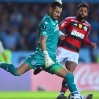 Rodrigo Goldberg le entrega el arco de U. de Chile a Gabriel Arias: 'Está un paso adelante'