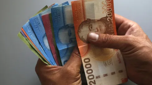 ¿Sube el sueldo mínimo en enero de 2024? La condición que debe darse.