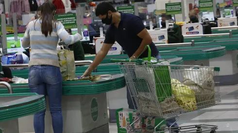 ¿Cierran más temprano? Mira el horario de los supermercados este viernes.