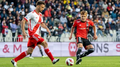 Sebastián Boselli conduce el baón ante la mirada de Leonardo Gil. River Plate podría hacerle un favor a Colo Colo en este mercado de pases.