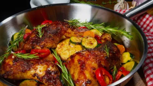 Conoce el paso a paso para un rico pollo al coñac.