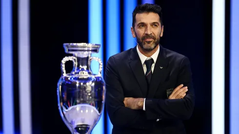 Gianluigi Buffon fue parte del sorteo de la próxima Eurocopa.